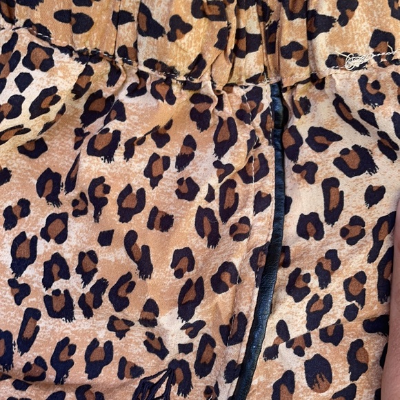 Volcom Cheetah Print Shorts🐆 - Picture 3 of 4